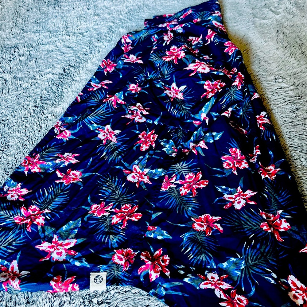 Awesome fitting FREE PLANET short sleeve button up